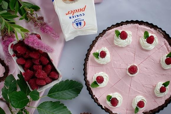 Czekoladowa tarta z kremem malinowym