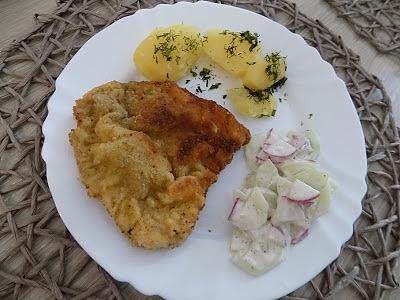 Tradycyjny obiad schabowe z ziemniakami i mizerią