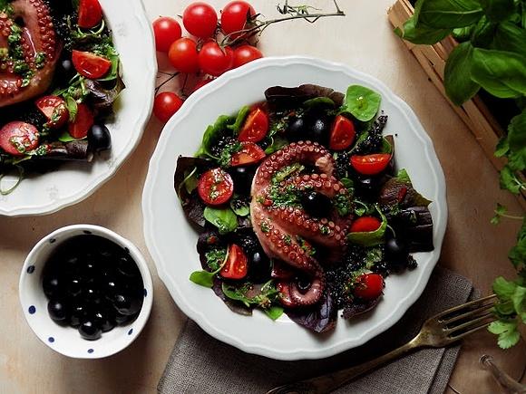 Ośmiornica z chimichurri na sałatce z czarnej quinoi