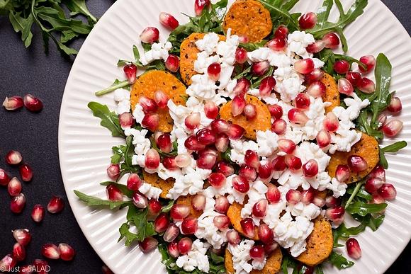 Feta, bataty i granaty sałatka wegetariańska