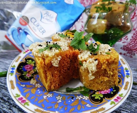Dhokla - indyjski placek z ciecierzycy gotowany na parze