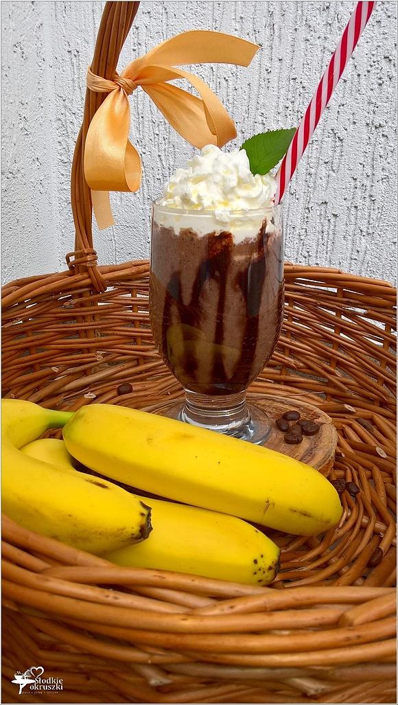 Letnie przebudzenie kawy daktylowo-bananowej