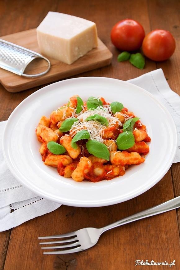 Gnocchi z sosem pomidorowym i bazylią