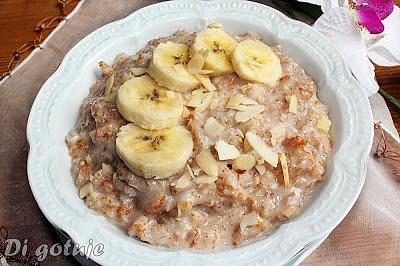 Orkiszanka z bananem i masłem migdałowym