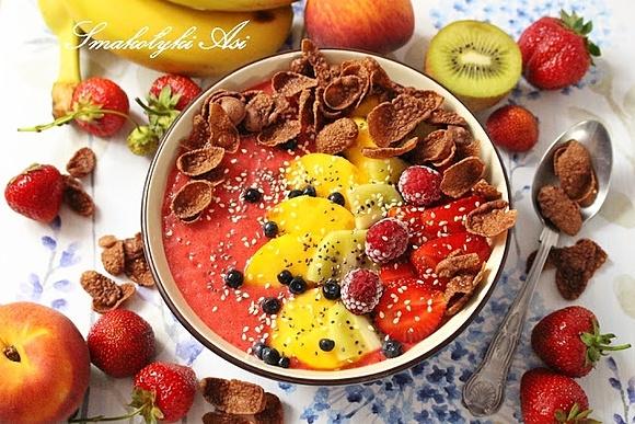 Truskawkowe smoothie bowl z płatkami