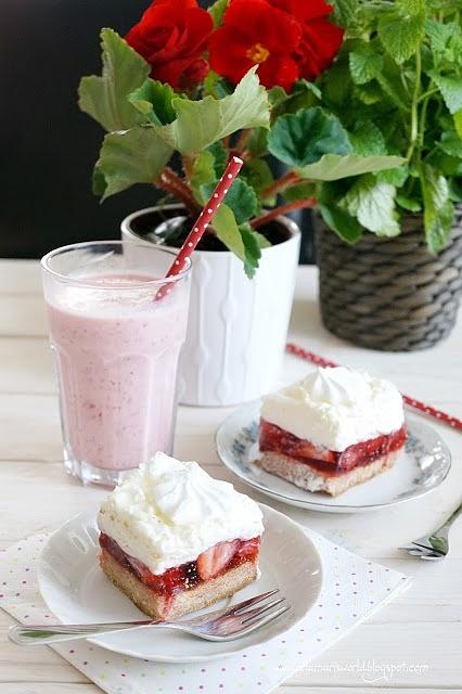 Truskawkowa chmurka - lekkie ciasto z mascarpone i truskawkami