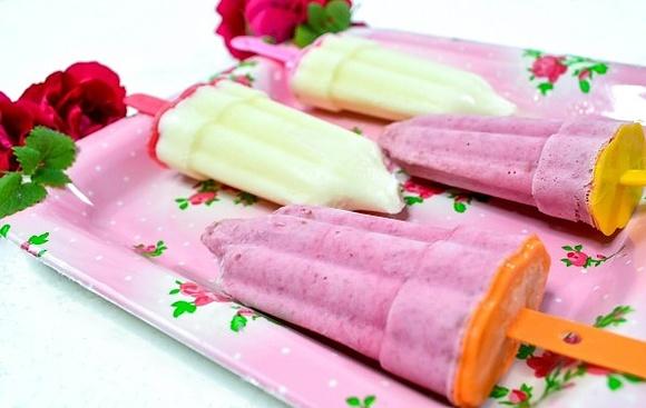 Lody na patyku domowe z owocami i śmietanką