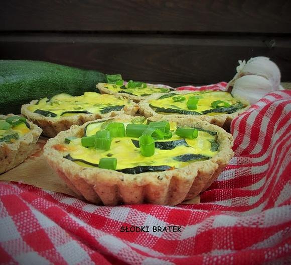 Piknikowe tarty z cukinią i kurczakiem