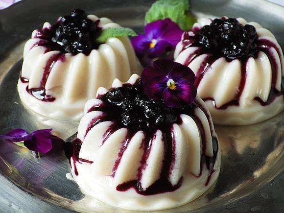 Flan z quinoy z sosem jagodowym bez glutenu i laktozy