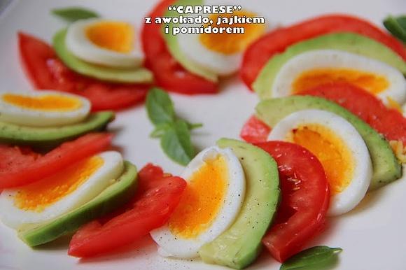 Caprese z awokado, jajkiem i pomidorem, szybkie śniadanie
