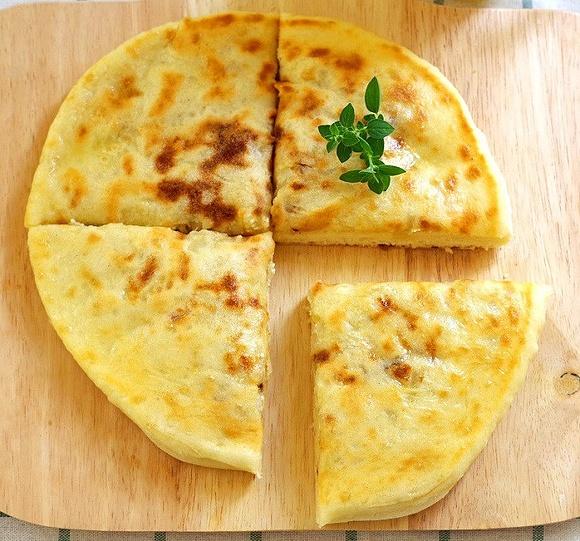 Chaczapuri z farszem ziemniaczano-twarogowym