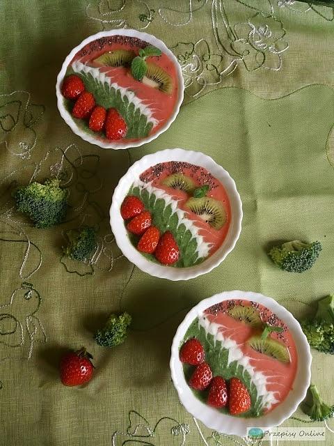 Kolorowe smoothie bowl na śniadanie z owoców i warzyw
