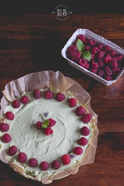 Sernik matcha na zimno z malinami
