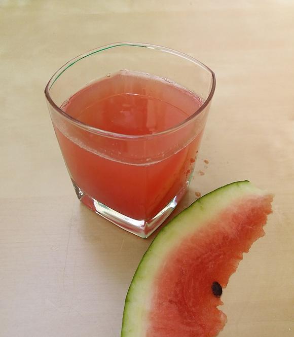 Lemoniada arbuzowa na upały z miętą i cytryną