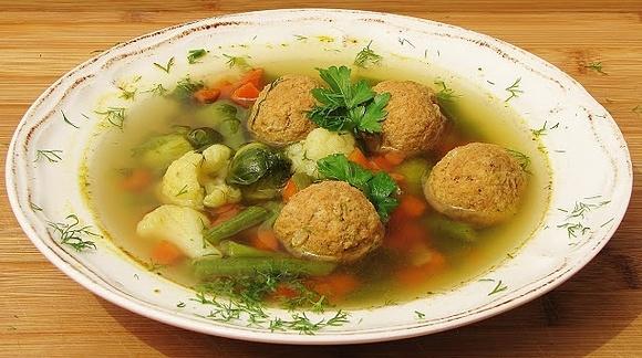 Zupa klopsikowa - szybki i smaczny obiad z mięsem i warzywami