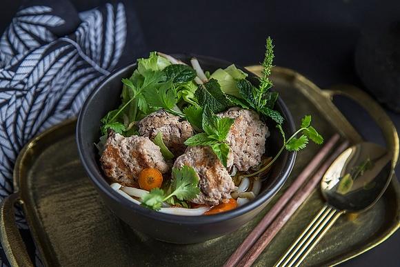 Bun Cha - wietnamska sałatka z wieprzowiną i makaronem ryżowym