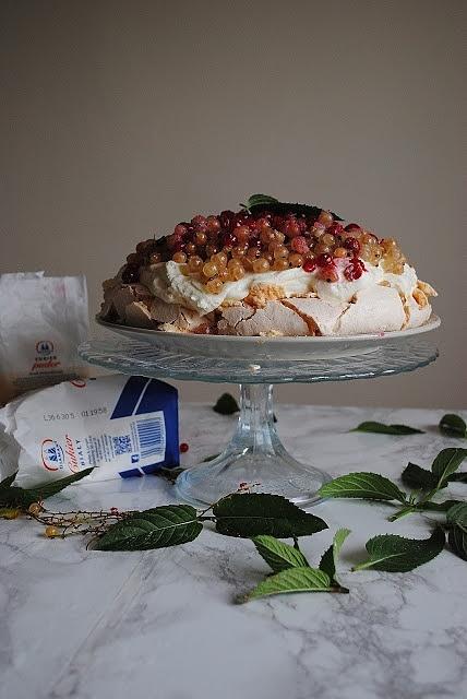 Beza Pavlova z porzeczkami i kokosową bitą śmietaną