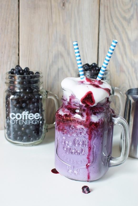 Jak zrobić w domu jagodowe frappuccino