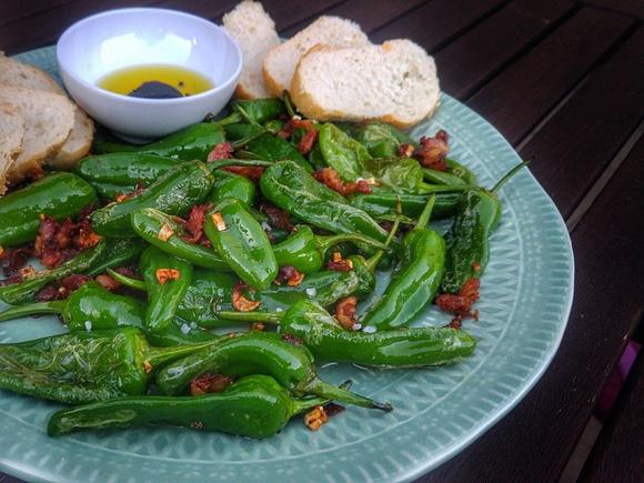 Pimientos de Padrón smażone na oliwie z czosnkiem i boczkiem