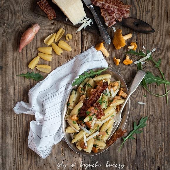 Makaron Castellane Parmigiane z kurkami rukolą i chipsami z boczku