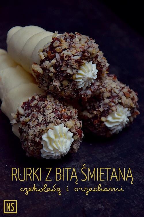 Rurki z kremem, bitą śmietaną, czekoladą i orzechami