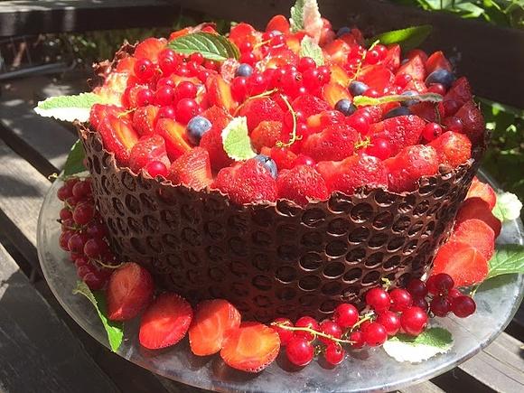 Tort truskawkowy z owocami