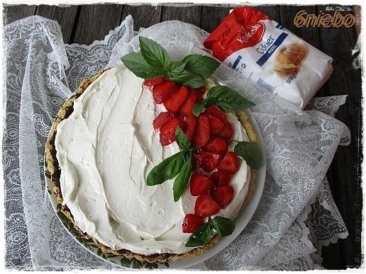 Tarta z kremem bazylia i truskawkami