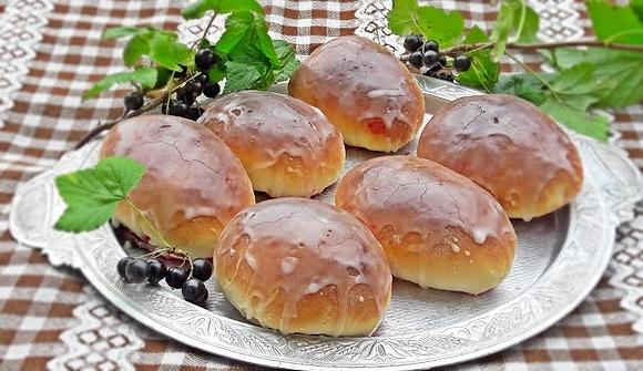 Jagodzianki, bułeczki z czarną porzeczką