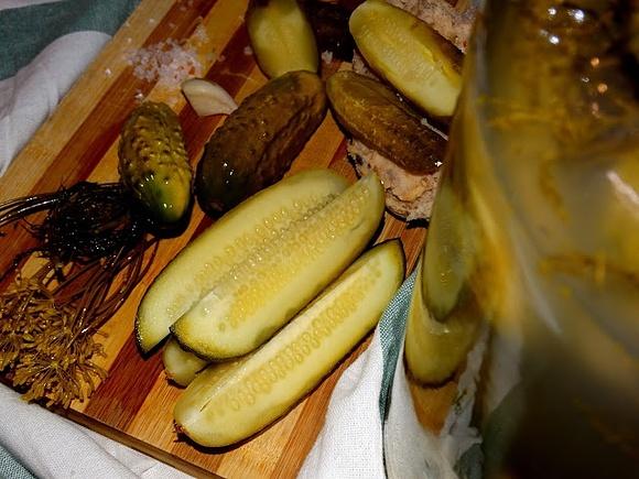 Ogórki kiszone z lubczykiem