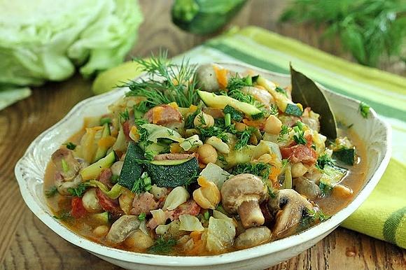 Bigos z cukinii, kapusty i cieciorki