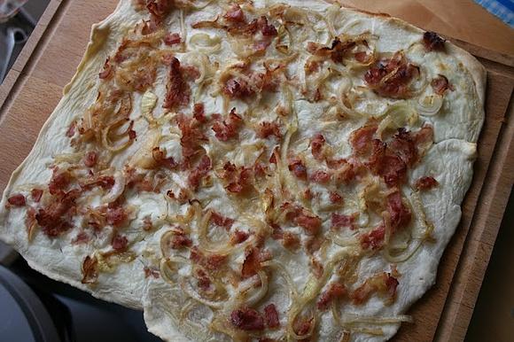 Tarte flambée - danie kuchni francuskiej z Alzacji
