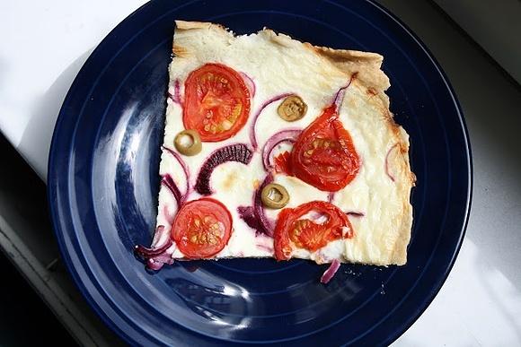 Tarte flambée z pomidorami i czerwoną cebulą