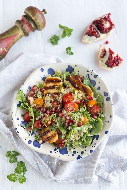 Sałatka z komosą ryżową, grillowanym halloumi i granatem