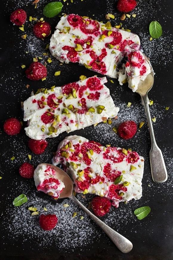Semifreddo z malinami i pistacjami