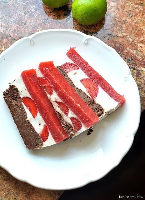 Brownie z musem kokosowym i truskawkami
