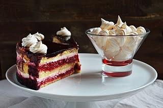 Tort malinowy z serkiem Philadelphia