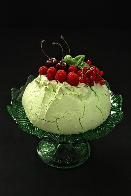 Bazyliowa Pavlova z kremem cytrynowym i owocami lata