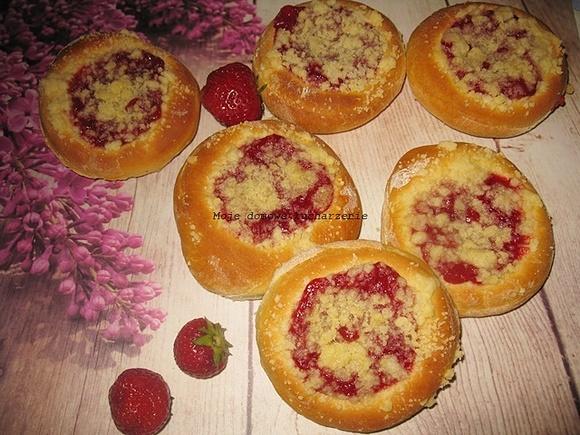 Drożdżówki z truskawkami