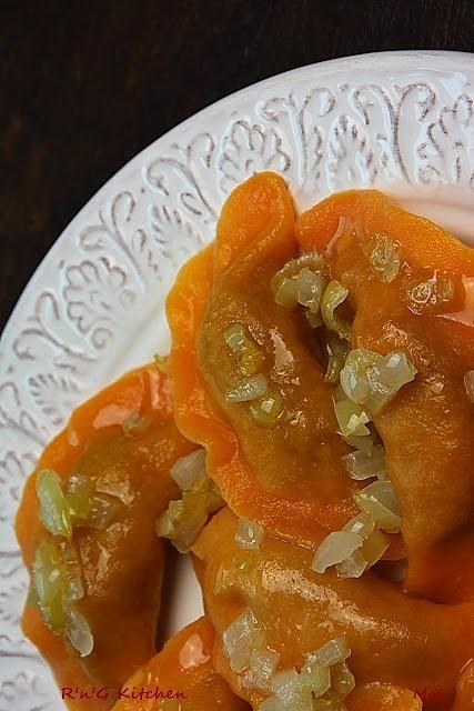 Pierogi z mięsem w pomidorowym cieście