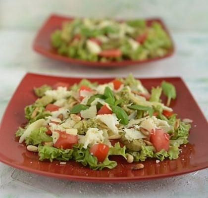 Sałatka z awokado, mozzarellą i pesto