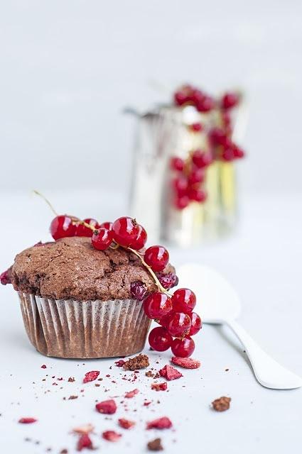 Muffinki z czerwonej fasoli i porzeczek