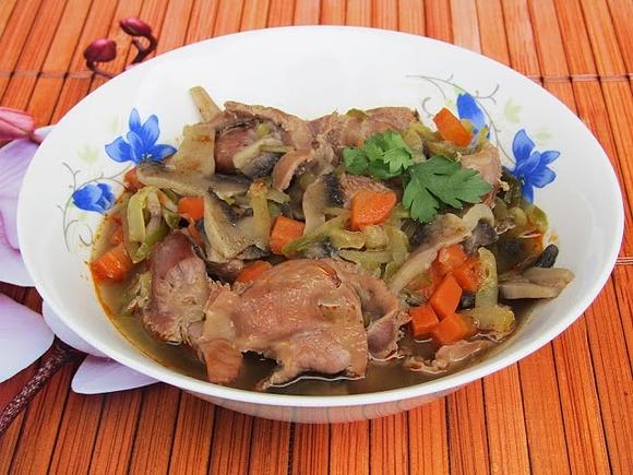 Gulasz z żołądków drobiowych z ogórkiem kiszonym i pieczarkami