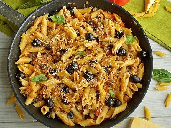 Makaron penne z mięsem, bakłażanem i oliwkami