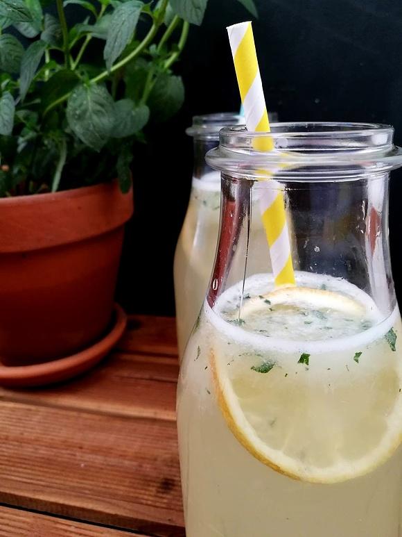 Cytrynowa lemoniada z imbirem i miętą