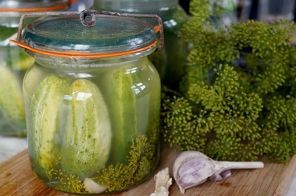 Ogórki kiszone - przepis na tradycyjne kiszone ogórki na zimę