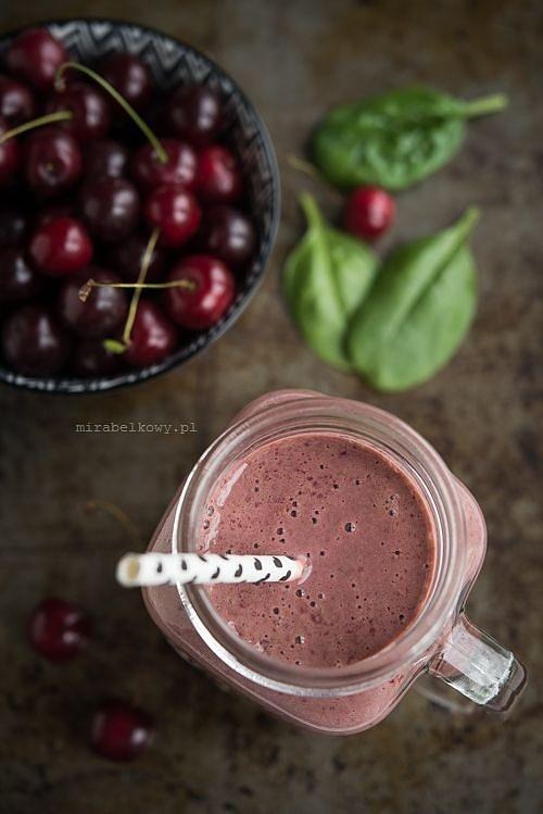 Wiśniowo-szpinakowe smoothie z bananem