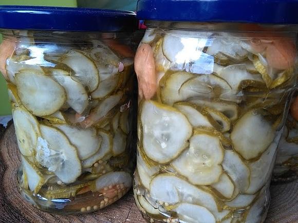 Sałatka szwedzka z ogórków i marchewki