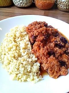 Kasza bulgur z mięsem i sosem pomidorowym