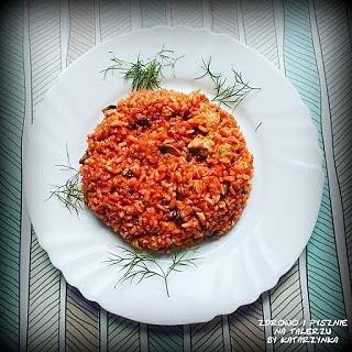 Indyk z ryżem i warzywami w sosie pomidorowym