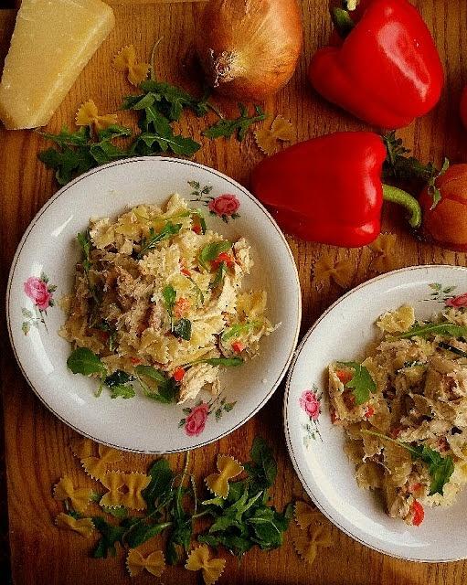 Makaron w kremowym sosie z kurczakiem i kurkami
